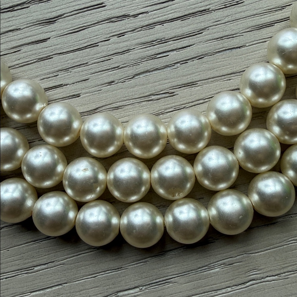 Elegant Cream Three Strand Faux Pearl Necklace Choker - Picture 3 of 5